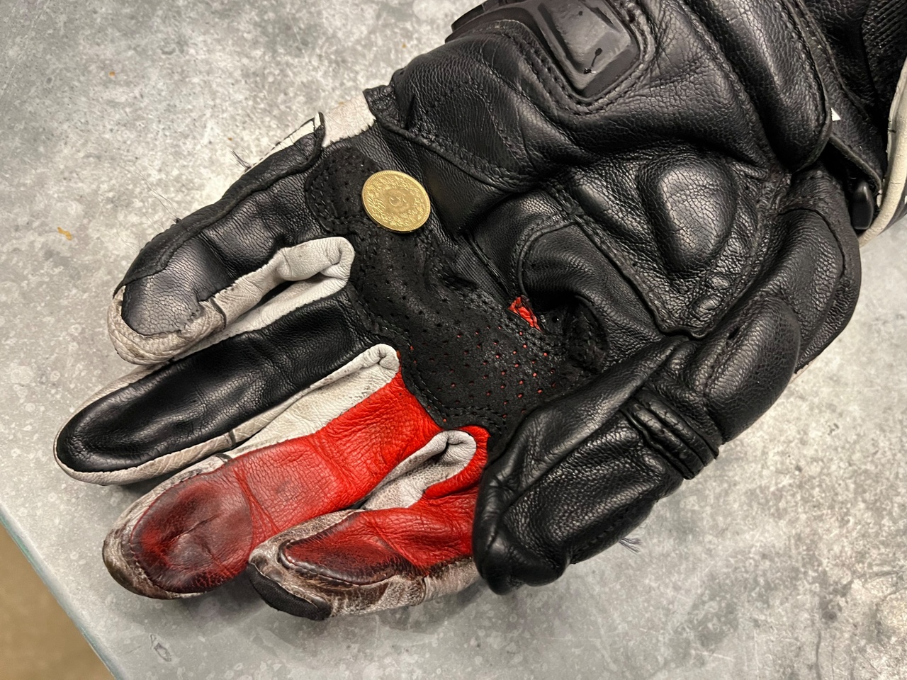 Examen de conduite: Un trou dans un gant l'empêche de passer son permis moto