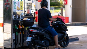 Insolite. Son gant est troué, il est interdit de passer son permis moto : « C’est de l’abus de pouvoir ! »