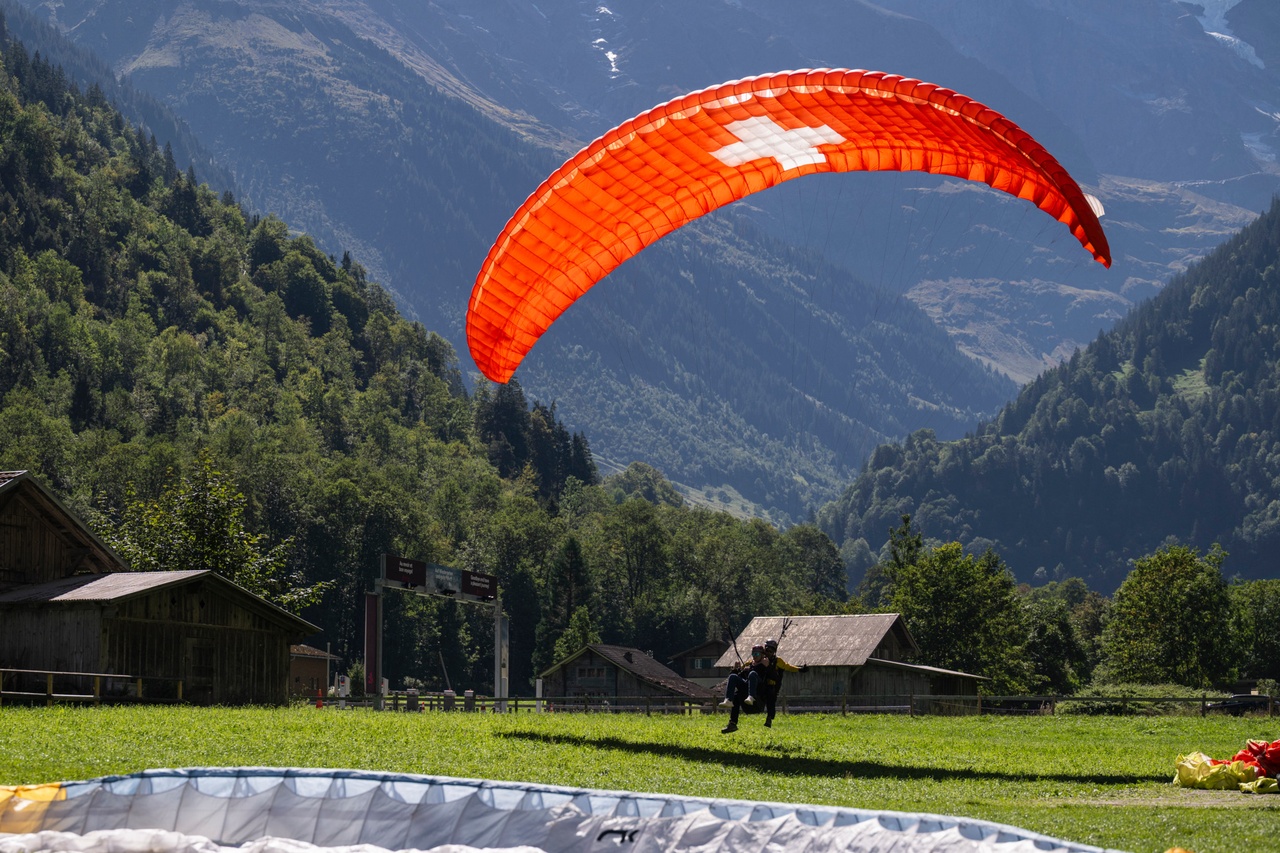 La police enquête: Des fils de nylon piègent parapentistes et base jumpers à Lauterbrunnen