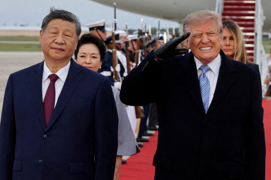 Le bruit assourdissant d'un avion interrompt la cérémonie d'accueil de Xi Jinping