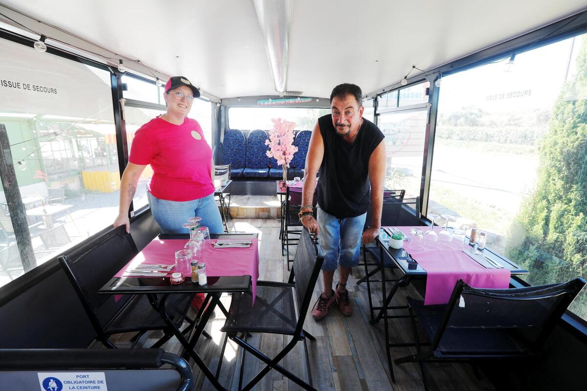 « J’ai une cuisine instinctive » : on vous emmène déjeuner dans le bus d’Eva et Bob sur la route de l’Almanarre, à Hyères