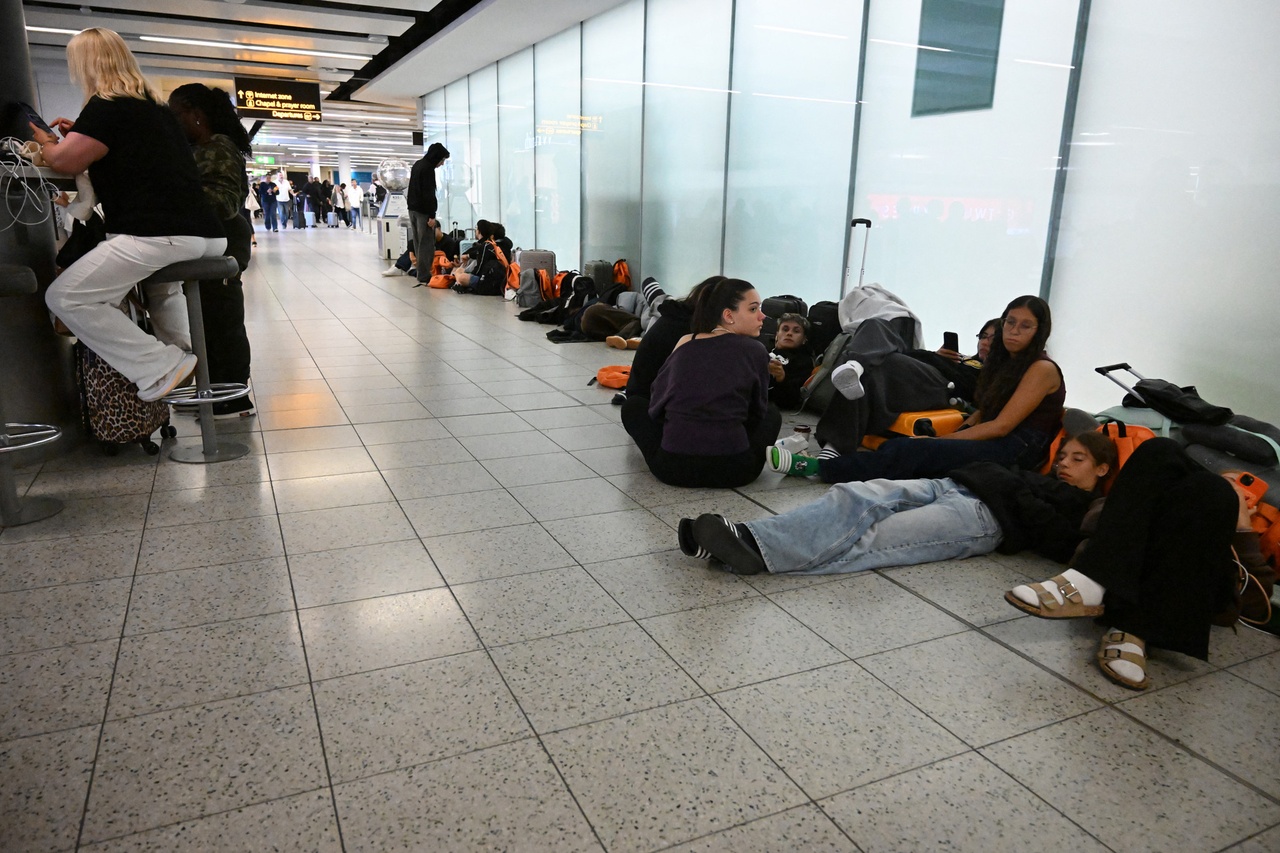 Cyberattaque exclue: Le trafic aérien britannique est toujours perturbé au lendemain d’une panne