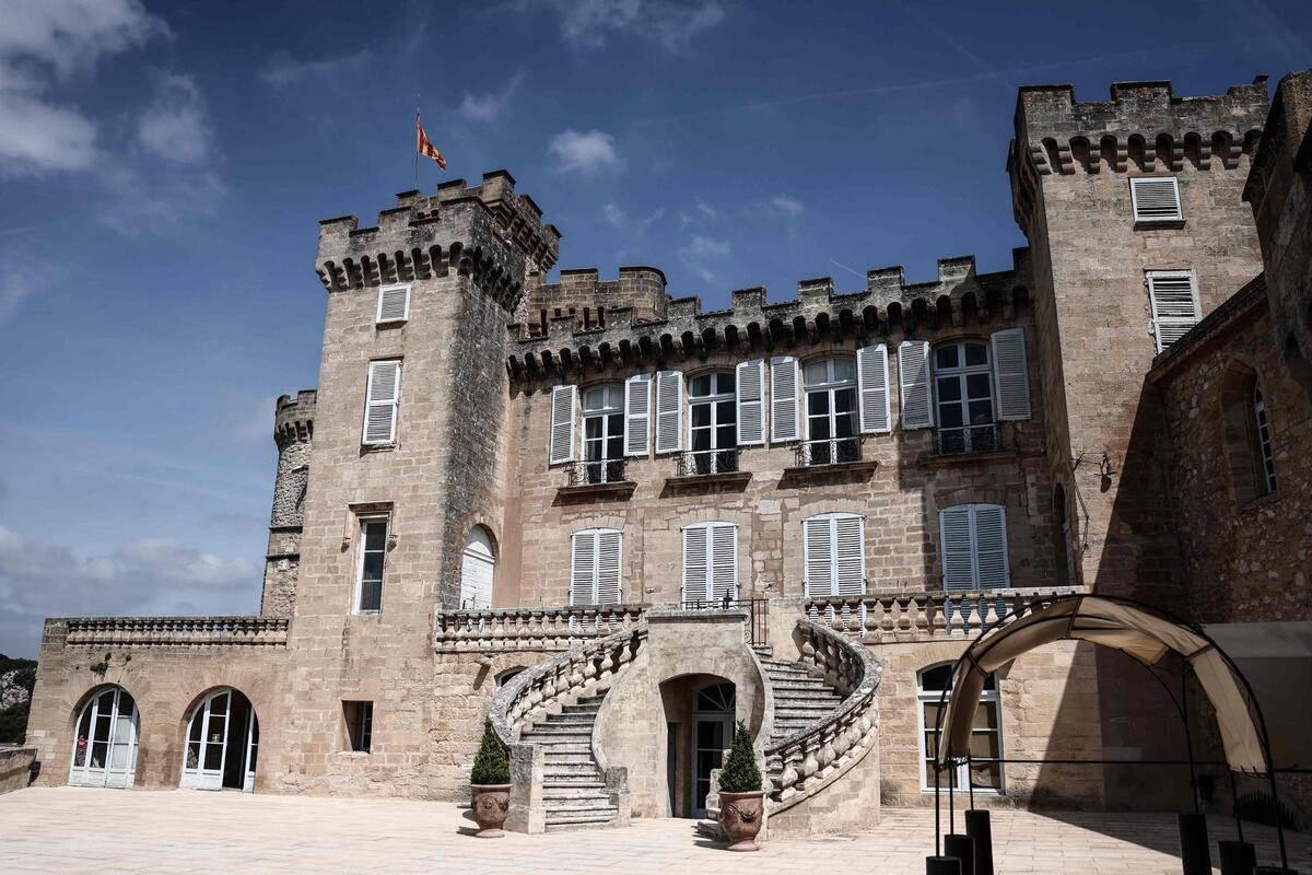 Sorte de Puy du Fou provençal, la justice exige que ce château transformé en parc d’attraction près d’Aix-en-Provence soit remis en état
