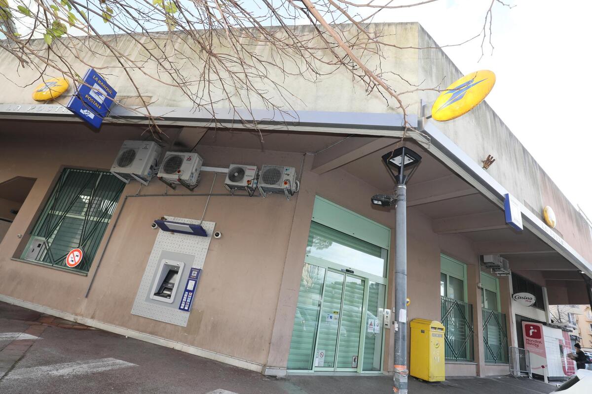La Poste : les syndicats s’inquiètent de nouvelles fermetures de bureaux, le groupe s’en défend