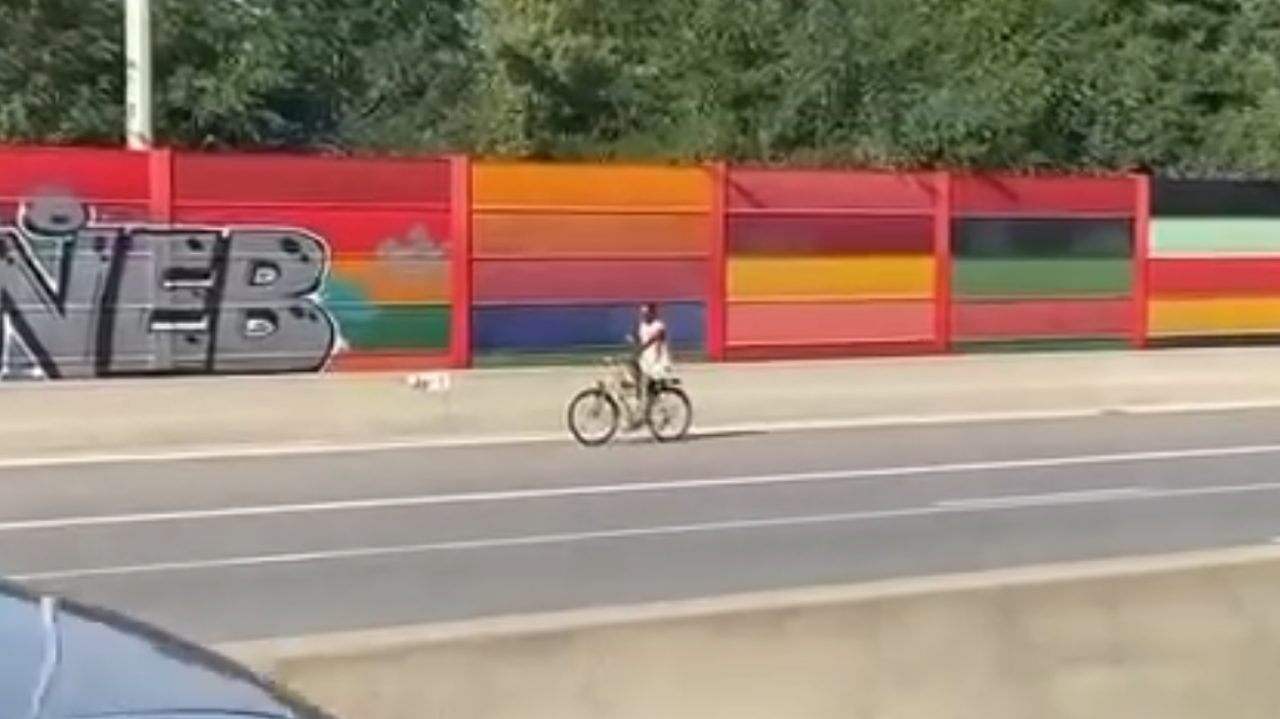 Scène lunaire sur l’E40 : GSM en main, un homme roule à vélo dans l’échangeur de Loncin ! (vidéo)