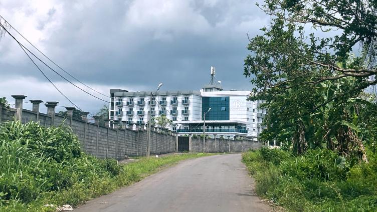 Guinée équatoriale: des policiers braquent leurs armes sur des migrants expulsés des États-Unis