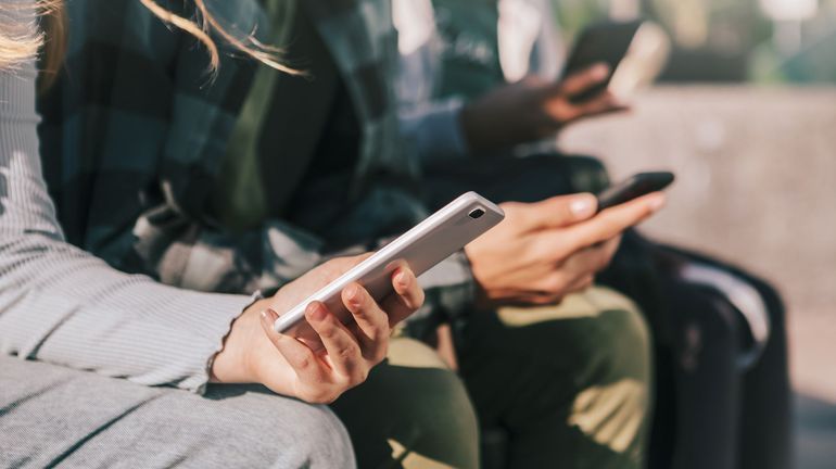 Revue de presse : une étude flamande révèle les effets secondaires de l'interdiction des smartphones à l'école