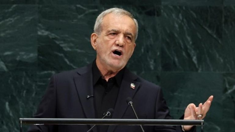 Guerre au Moyen-Orient : "C'est aux États-Unis de décider d'arrêter ou non la guerre", dit le président iranien