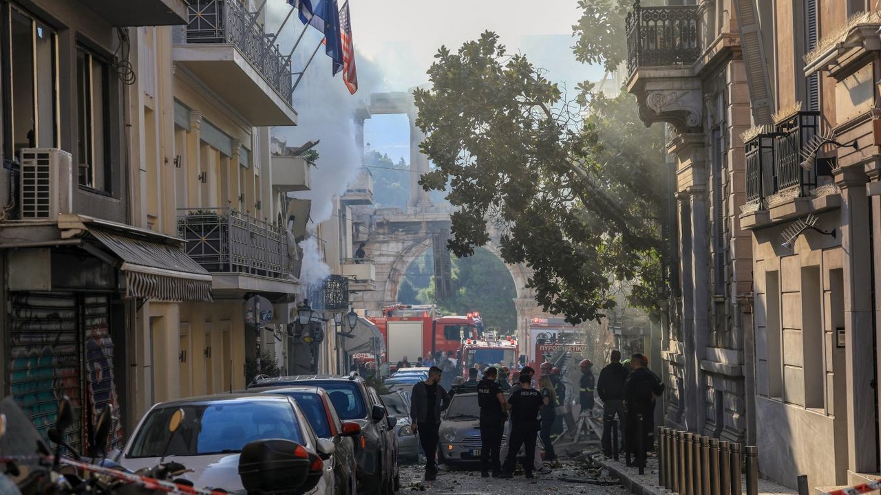 Scène impressionnante à Athènes ce vendredi matin : un immeuble s’effondre dans un quartier très touristique, plusieurs personnes secourues (photos et vidéo)