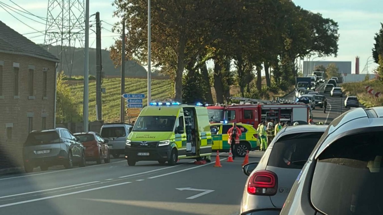 Gros choc entre une voiture et une moto sur la N98 à Ligny : le deux-roues a pris feu