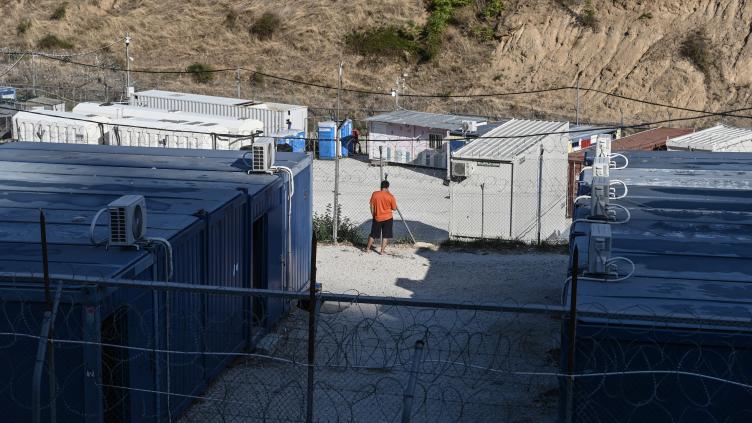 Grèce : dans un centre d'hébergement fermé, des migrants "envisagent le suicide"