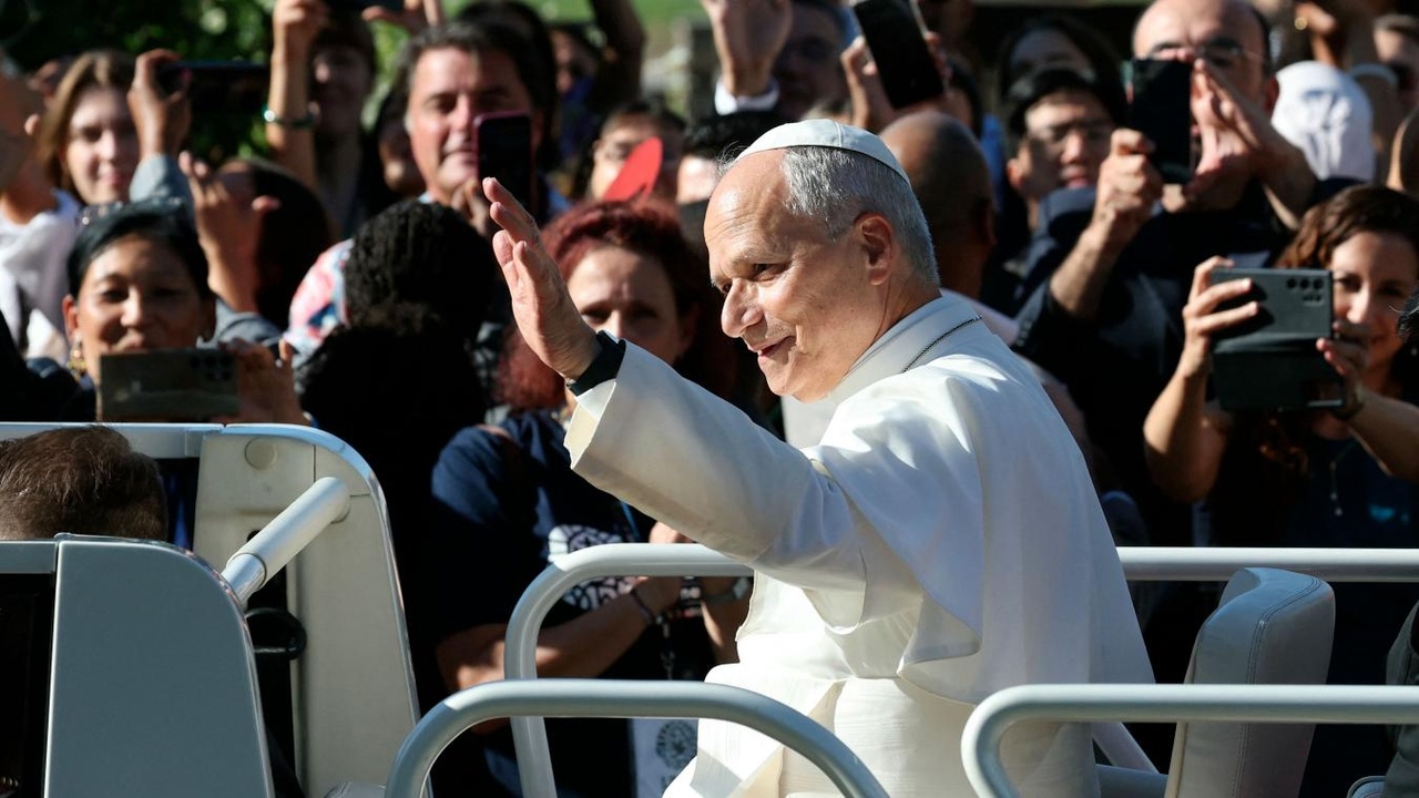 Une foule immense pour l’acclamer... Le pape Léon XIV rejoint Notre-Dame de Paris en papamobile dans la liesse (vidéo)