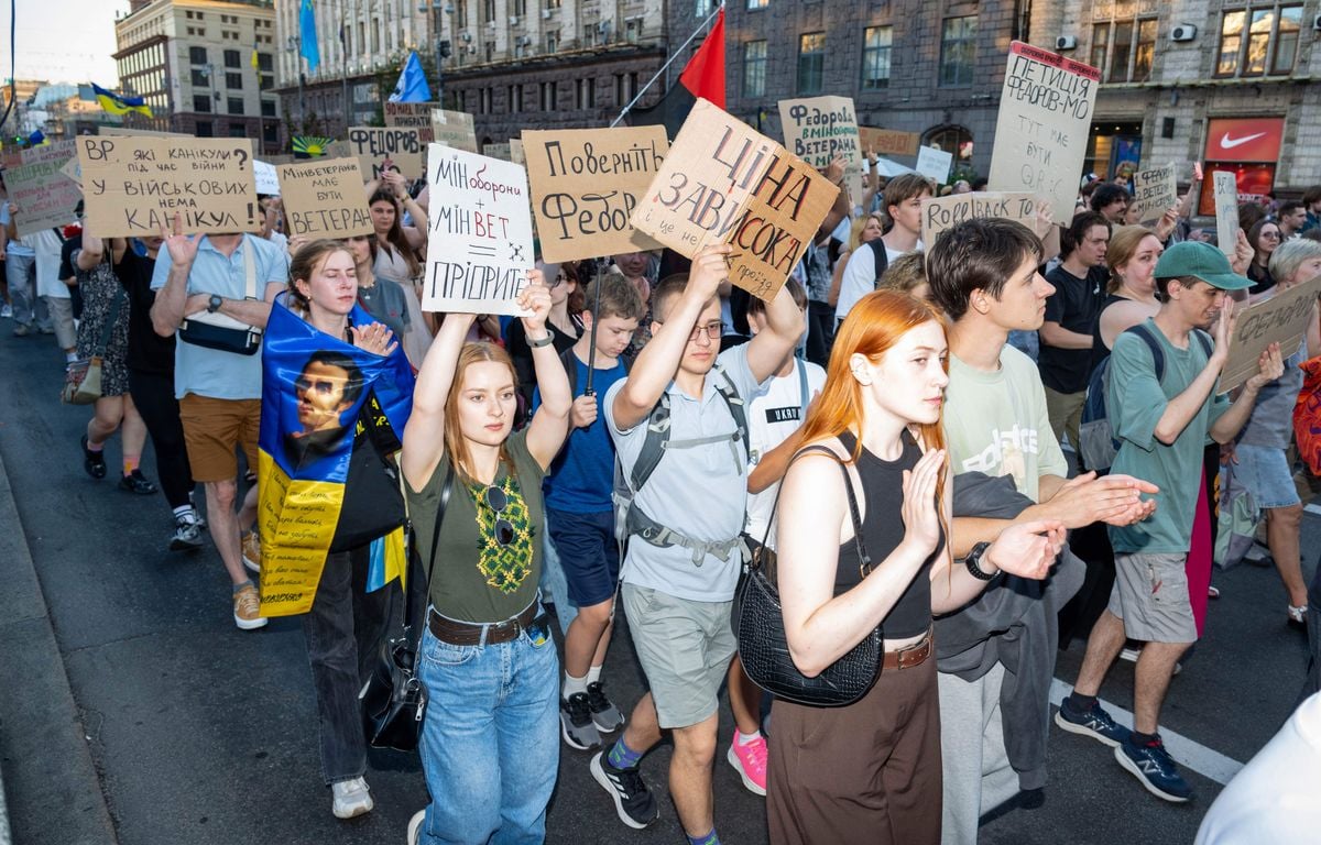 Ukraine : Une manifestation géante contre Zelensky à Kiev ? Non, juste des vidéos détournées