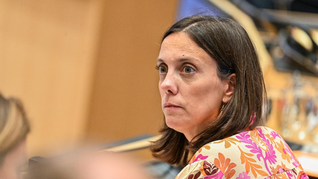Elisabeth Degryse reconnaît la colère et la déception face aux économies, mais assume