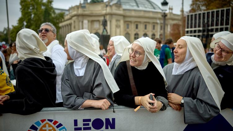 "Du bruit" et de la "joie" avant la messe du pape sur les Champs-Elysées